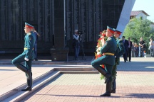 Торжественная церемония возложения венков к мемориалу воинов, павших в боях Второй мировой войны на площади Славы. 2 сентября 2011г.
